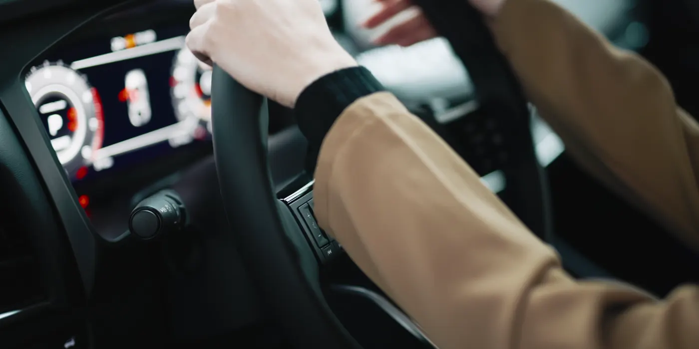Водій за кермом сучасного автомобіля